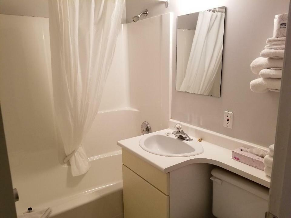 Lakewood Inn 100 Mile House Luaran gambar