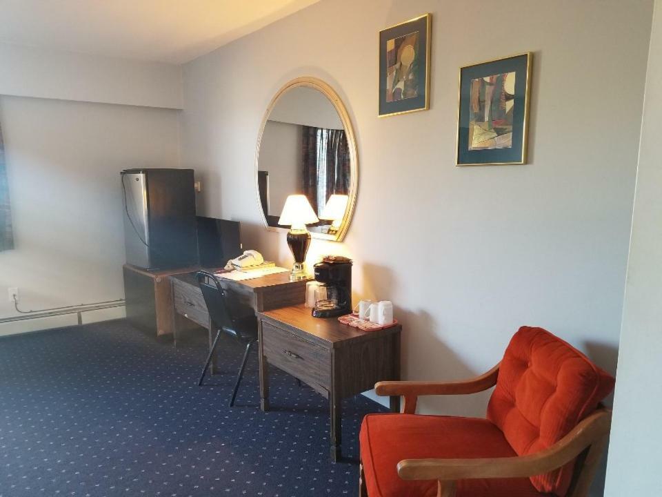 Lakewood Inn 100 Mile House Luaran gambar